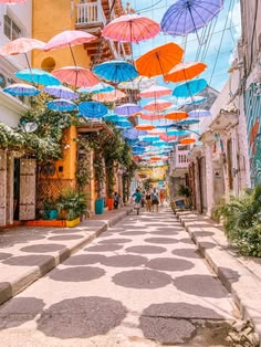 calle colorida de Getsemaní con murales, banderines y arquitectura tradicional.