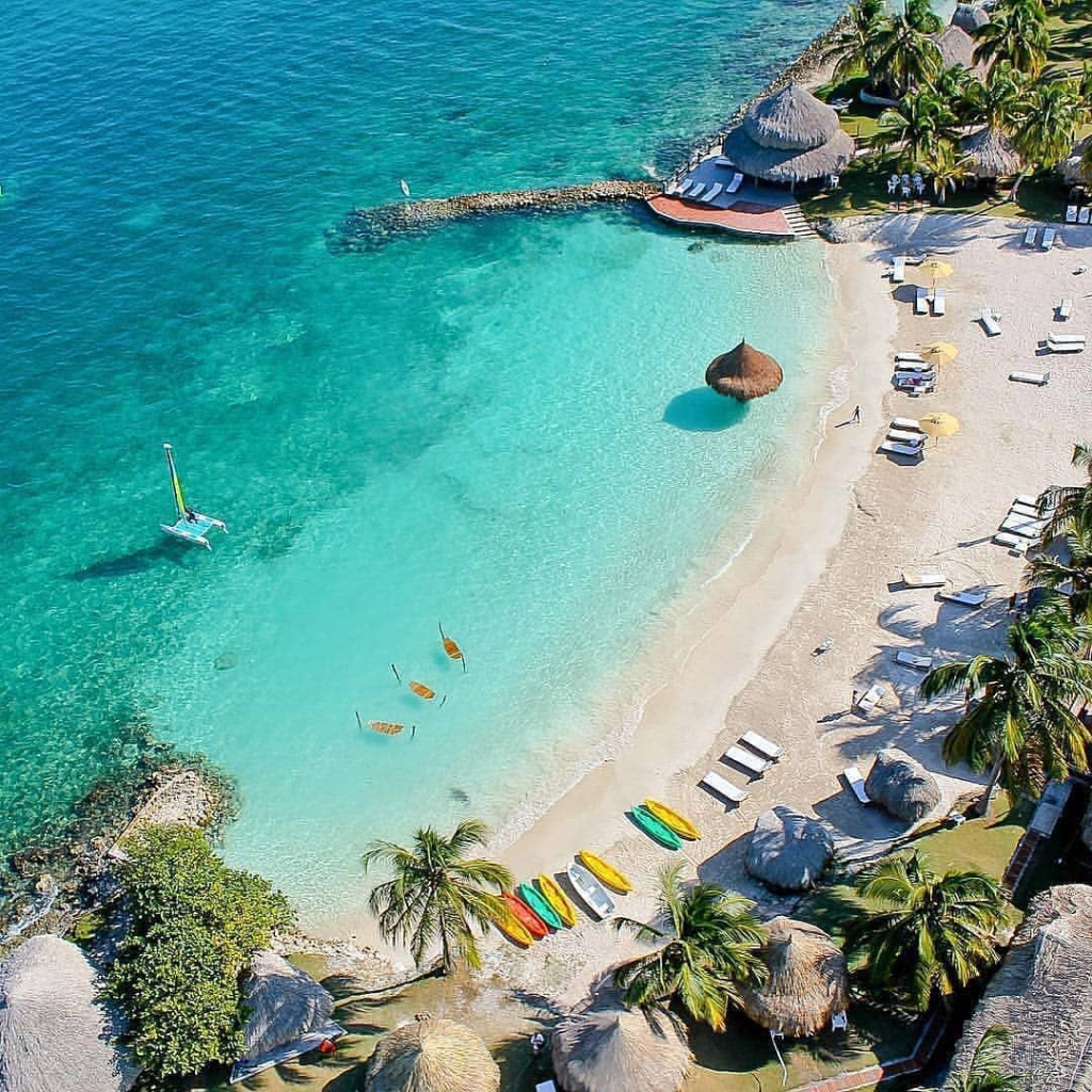 aguas turquesas y playas de arena blanca de las Islas del Rosario.