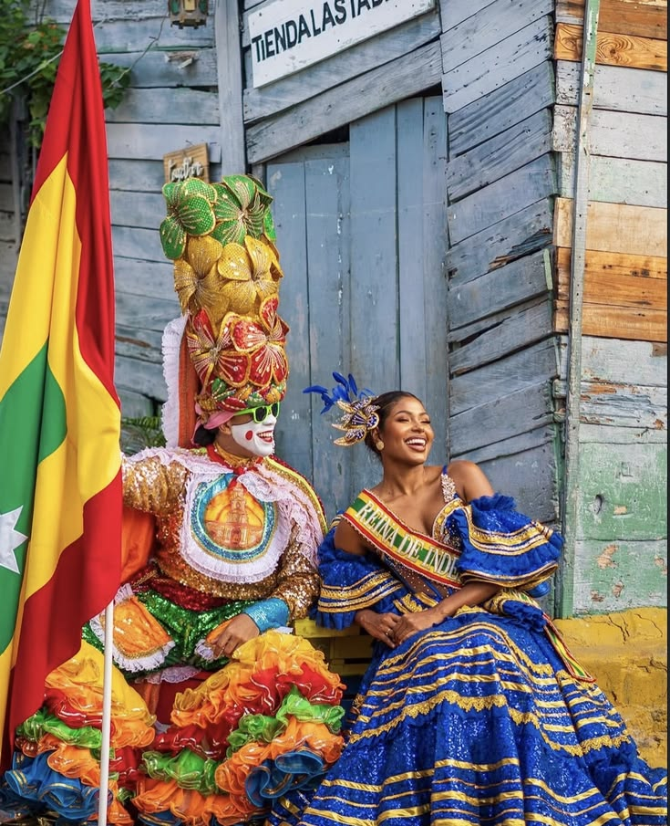  comparsas de baile, tambores y trajes coloridos durante las Fiestas de Independencia de Cartagena.